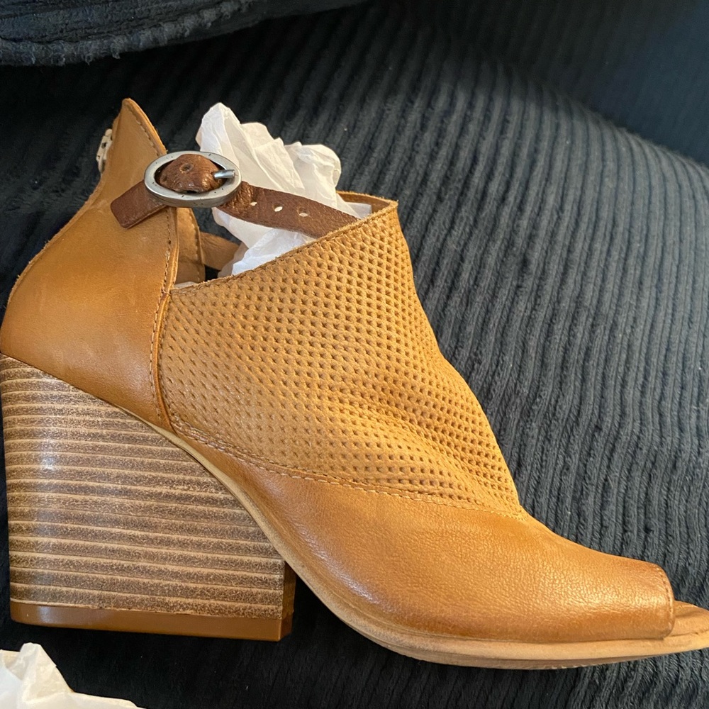 NWBox Miz Mooz Knox 38/7.5-8 Wheat- all leather open toe pumps. Never been worn!